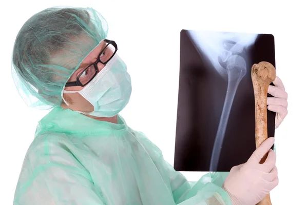 Chirurg mit Röntgen und Knochen — Stockfoto