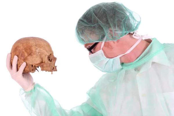 Хирург с черепом — стоковое фото
