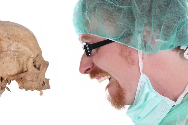 Chirurg met schedel — Stockfoto