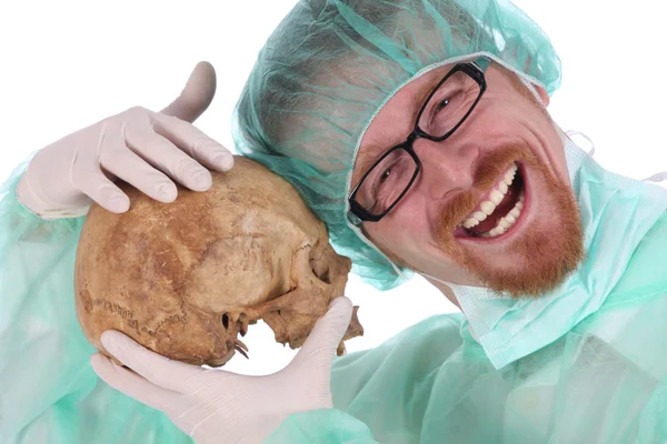 Cirujano con cráneo —  Fotos de Stock