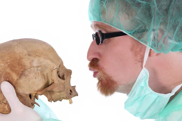 Chirurgien avec crâne — Photo