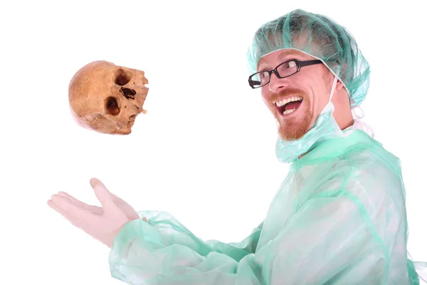 Хирург с черепом — стоковое фото