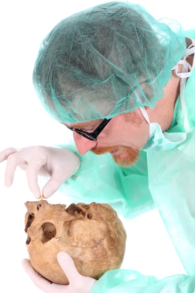 Cirujano con cráneo —  Fotos de Stock