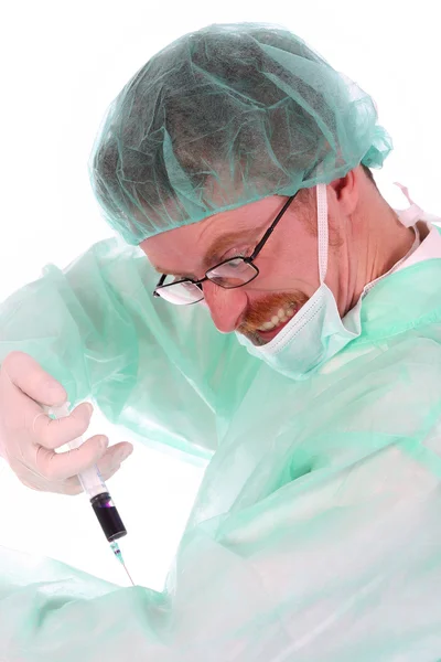 Chirurg spritzt ein Medikament — Stockfoto