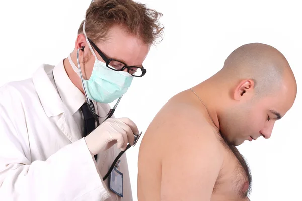 Смішний лікар, який перевіряє пацієнта — стокове фото