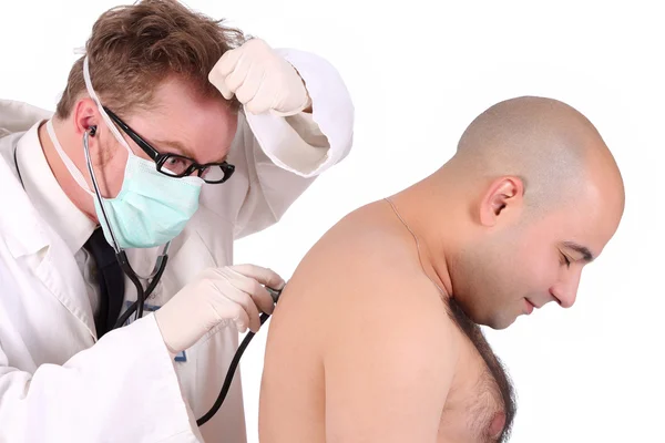 Смішний лікар, який перевіряє пацієнта — стокове фото