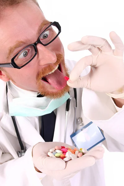 Arts nemen hand vol van tabletten — Stockfoto