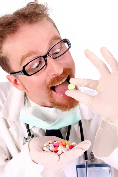 Médico tomando a mão cheia de comprimidos — Fotografia de Stock