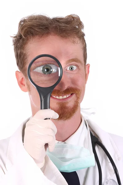 Lachende arts met Vergrootglas — Stockfoto
