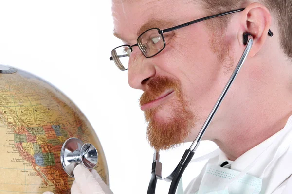 Funny doktor undersøge en globus - Stock-foto