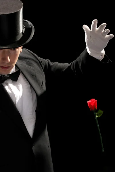 Jeune magicien exécutant rose rouge — Photo