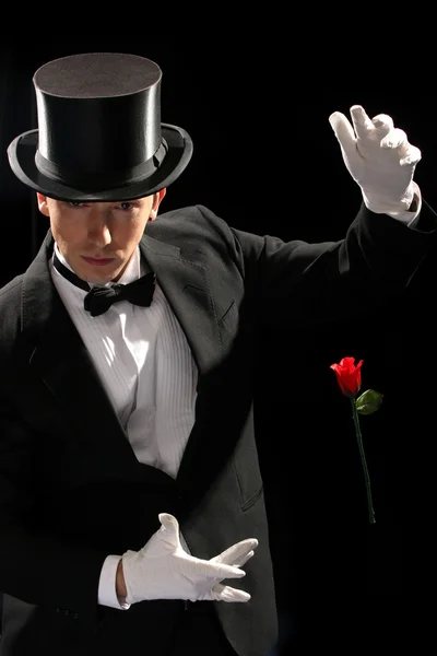 Jeune magicien exécutant rose rouge — Photo