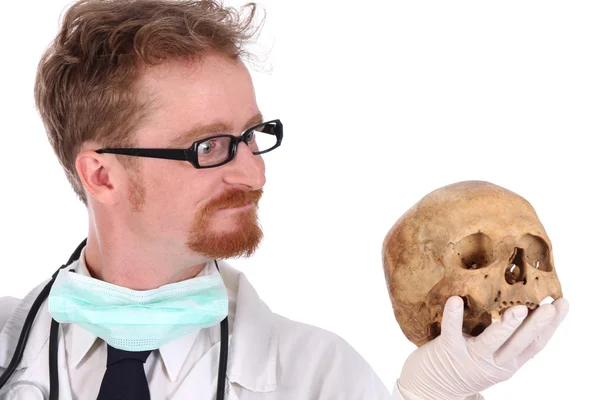 Arts met een schedel — Stockfoto
