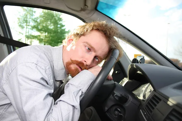 Le conducteur dort dans une voiture — Photo