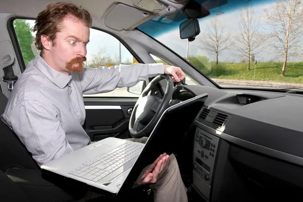 Fahrer mit GPS-Laptop — Stockfoto