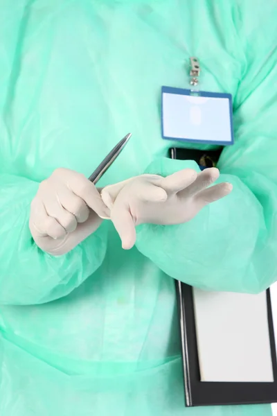 Cirurgião colocando luvas médicas — Fotografia de Stock