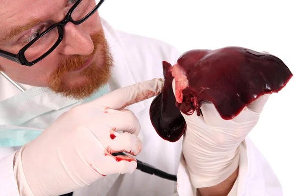 Подробиці лікар досліджує м'ясо — стокове фото