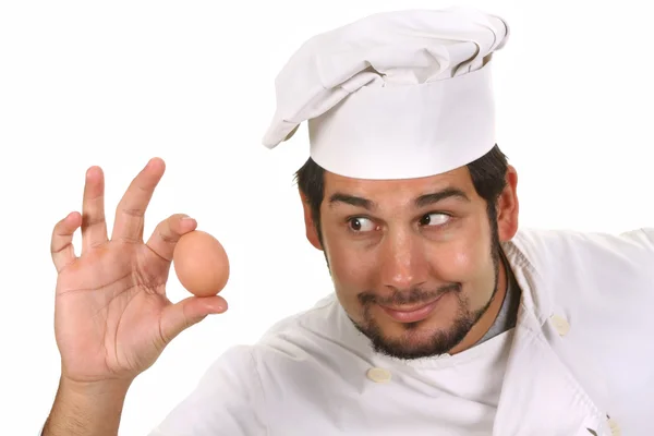 Молодой смешной повар с яйцом — стоковое фото