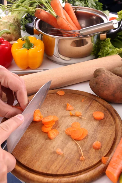 Snijden wortelen — Stockfoto