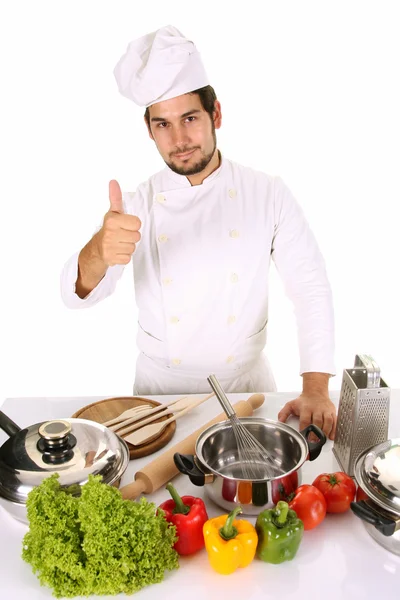 Fiatal szakács ebéd előkészítése — Stock Fotó