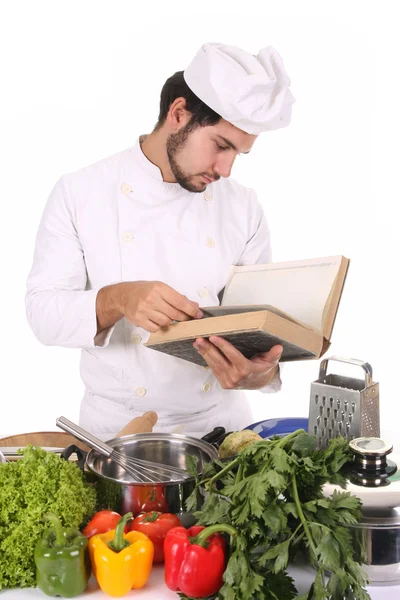 Молодой шеф-повар готовит обед — стоковое фото