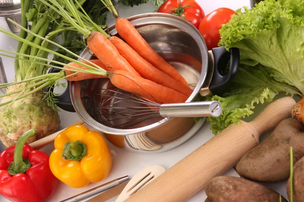 Zubereitung von Mittagessen und Gemüse — Stockfoto