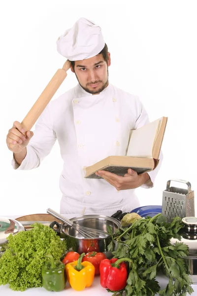 Młody kucharz przygotowuje obiad — Zdjęcie stockowe