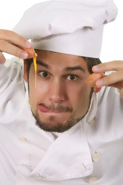 Lustiger Koch knackt ein Ei — Stockfoto
