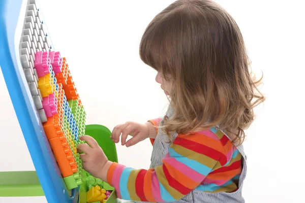 Chica jugando bloques de juguete de construcción — Foto de Stock