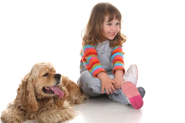 Güzel küçük bir kız ve köpeği — Stok fotoğraf