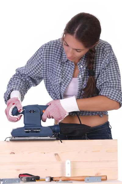 Mujer carpintero en el trabajo, lijadora —  Fotos de Stock