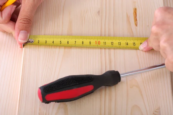Tavola di legno e nastro di misurazione — Foto Stock