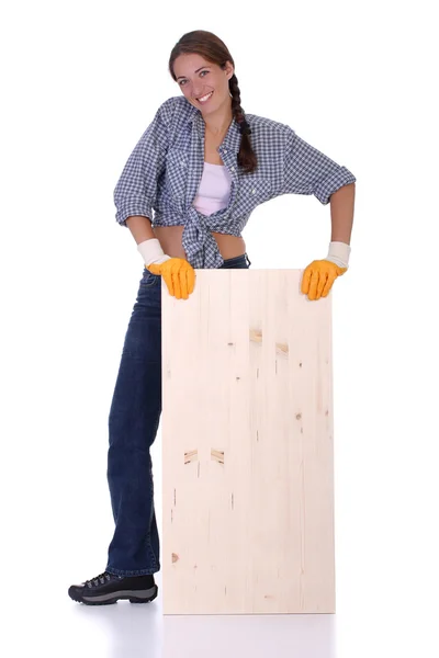 Mulher carpinteiro segurando prancha de madeira — Fotografia de Stock