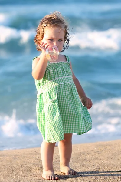 Krásy dívka na pláži — Stock fotografie