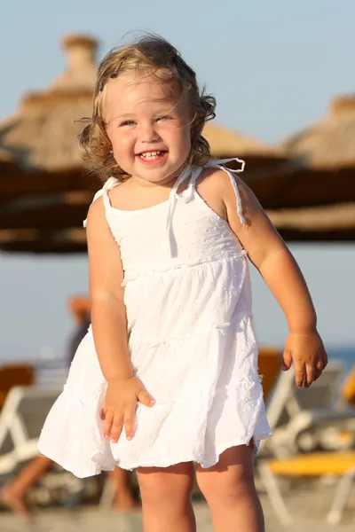 Kis lány a strandon — Stock Fotó