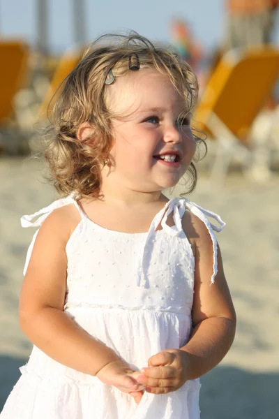 Chica en la playa en el mar — Foto de Stock