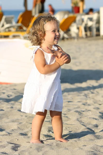 Chica en la playa en el mar — Foto de Stock