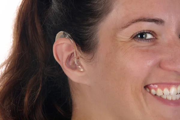 Όμορφη νεαρή γυναίκα με ακουστικό βαρηκοΐας — Φωτογραφία Αρχείου