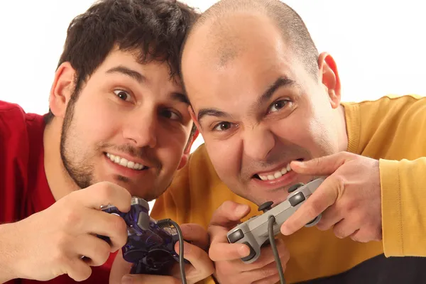 Двое молодых людей играют в видеоигру — стоковое фото