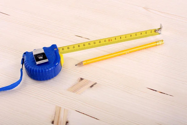 木の板および測定テープ — ストック写真