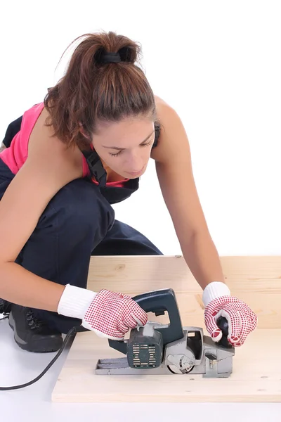 Mulher carpinteiro no trabalho — Fotografia de Stock