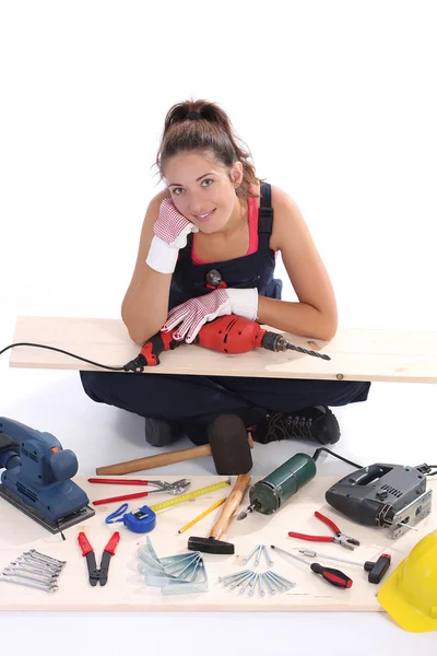 Mulher carpinteiro com ferramentas de trabalho — Fotografia de Stock