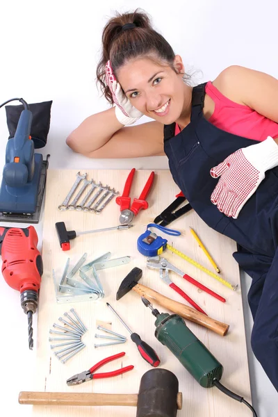Γυναίκα ξυλουργός με εργαλεία ΕΡΓΑΣΊΑΣ — Φωτογραφία Αρχείου