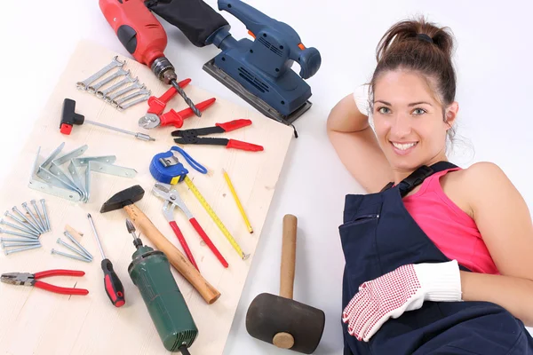 Mulher carpinteiro com ferramentas de trabalho — Fotografia de Stock