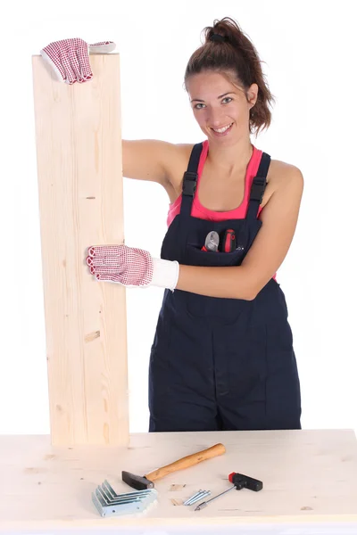 Жінка тесля тримає дерев'яну дошку — стокове фото