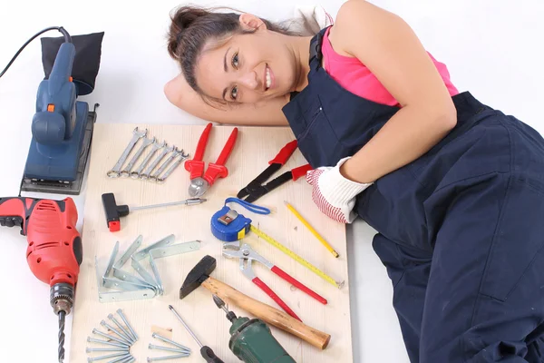 Žena carpenter s pracovní nástroje — Stock fotografie