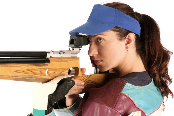Mujer apuntando un rifle neumático de aire — Foto de Stock