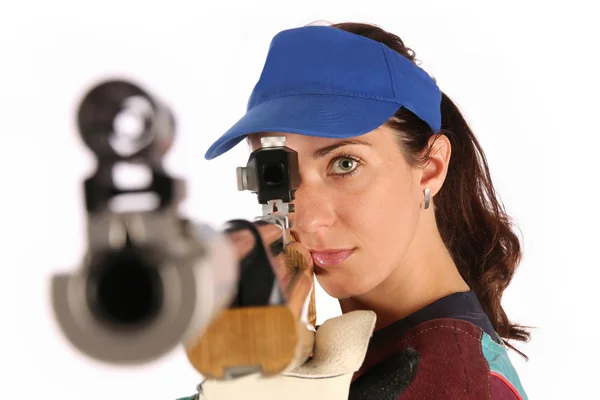 Женщина, нацеленная на пневматическую пневматическую винтовку — стоковое фото