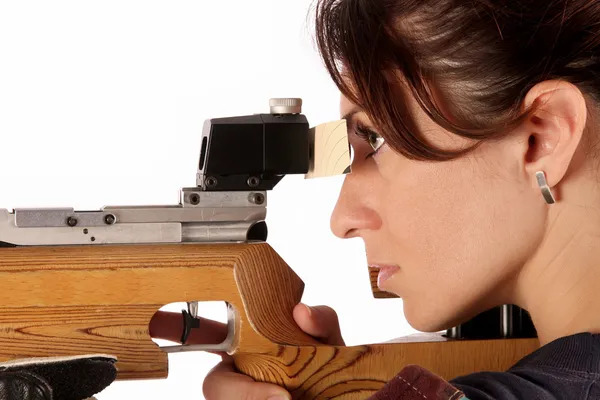 Žena zaměřené pneumatické vzduchové pušky — Stock fotografie
