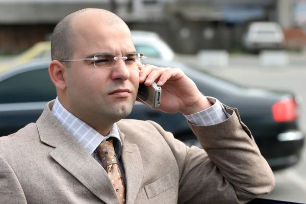 Empresário chamando por telefone celular — Fotografia de Stock
